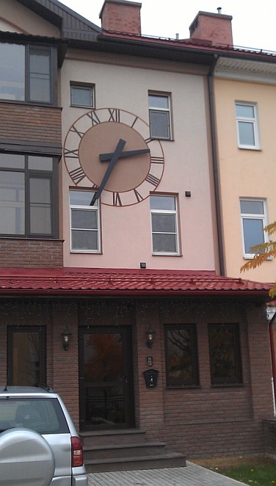 Большие часы на фасаде дома